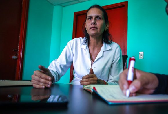 Dra Yaima Rodríguez, Jefa de sección Materno-Infantil de La Habana, durante sus declaraciones a Cubadebate. Foto: Abel Padrón Padilla/ Cubadebate Dra Yaima Rodríguez, Jefa de sección Materno-Infantil de La Habana, durante sus declaraciones a Cubadebate. Foto: Abel Padrón Padilla/ Cubadebate