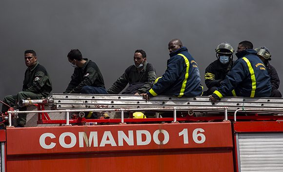 Bomberos del Comando 16. Foto: Irene Pérez/ Cubadebate