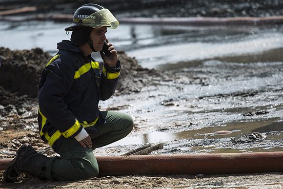 Fuerzas especializadas trabajan sin descanso para controlar el incendio en la Base de Supertanqueros de Matanzas. Foto: Irene Pérez/ Cubadebate.