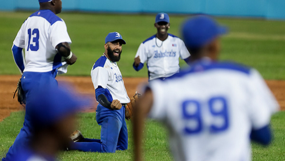 Tres carreras en la parte baja del sexto episodio bastaron para que los Azules celebraran su tercera victoria en el match, a solo una de acceder a la disputa de la corona. Foto: Calixto N. Llanes.