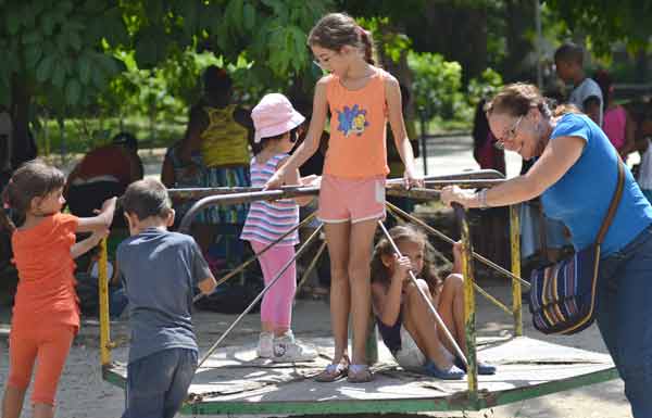 Niños cubanos jugando en un parque