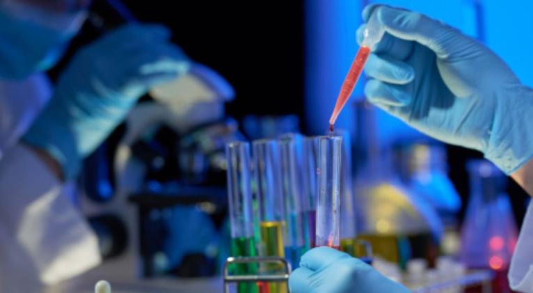 De acuerdo con los expertos del Instituto de Investigación de Medicina de Emergencia Dzhanelidze de San Petersburgo, el COVID-19 se puede tratar de manera similar a una intoxicación por hemotoxinas, —sustancias que destruyen glóbulos rojos de la sangre—, informó Izvestia.  Una hipótesis propuesta anteriormente por científicos chinos sugiere que el coronavirus tiene un efecto hemotóxico. Según su teoría, el virus afecta las células del sistema inmunológico de manera que hacen desplazarse átomos de hierro bivalente de las moléculas de hemoglobina, detalló el medio. Estos átomos de hierro libres ingresan al torrente sanguíneo, lo que lleva a daños en las paredes de los vasos sanguíneos y da inicio a la formación de coágulos. Este proceso conduce a daños múltiples en los órganos.  Procesos patológicos similares pueden ser observados en pacientes con intoxicaciones agudas con venenos hemolíticos, los cuales provocan la destrucción de los eritrocitos —células que transportan oxígeno—, lo que también hace que el hierro libre ingrese a la sangre.  Un exceso de hierro libre lleva a una disminución del flujo de oxígeno en los tejidos, algo que se observa también en pacientes con COVID-19 en estado crítico. Por lo tanto, los científicos del Instituto de Investigación de San Petersburgo sugieren que es posible tratar esta enfermedad como si se tratara de un envenenamiento con hemotoxinas.  Expertos no relacionados con el estudio, consultados por Izvestia, creen que la terapia para limpiar el cuerpo del hierro libre puede incluirse en el conjunto de medidas para tratar a los enfermos del COVID-19. No puede, sin embargo, usarse como un tratamiento independiente.  Por otro lado, dado que la Organización Mundial de Salud predice un aumento en la mortalidad de la pandemia de coronavirus, cualquier método que pueda salvar la vida de los pacientes debe ser estudiado y probado, dicen los expertos.