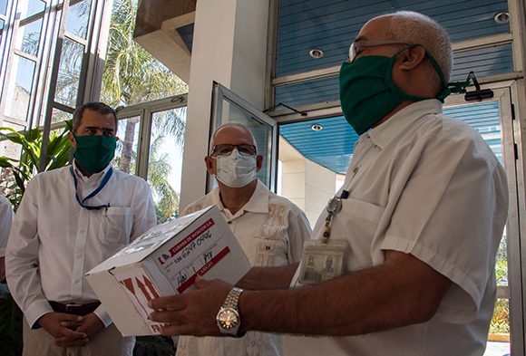Según informó el director del IPK, doctor Manuel Romero, las pruebas serán distribuidas a nivel nacional. Foto: Abel Padrón Padilla/Cubadebate