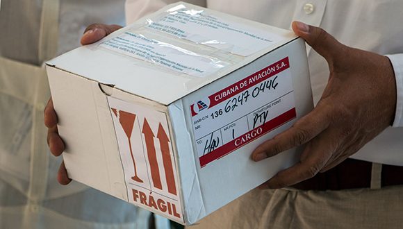 “Las 100 000 pruebas PCR permitirán fortalecer el diagnóstico en todas las redes de laboratorio del país y mantener el control de la enfermedad”. Foto: Abel Padrón Padilla/Cubadebate “Las 100 000 pruebas PCR permitirán fortalecer el diagnóstico en todas las redes de laboratorio del país y mantener el control de la enfermedad”. Foto: Abel Padrón Padilla/Cubadebate