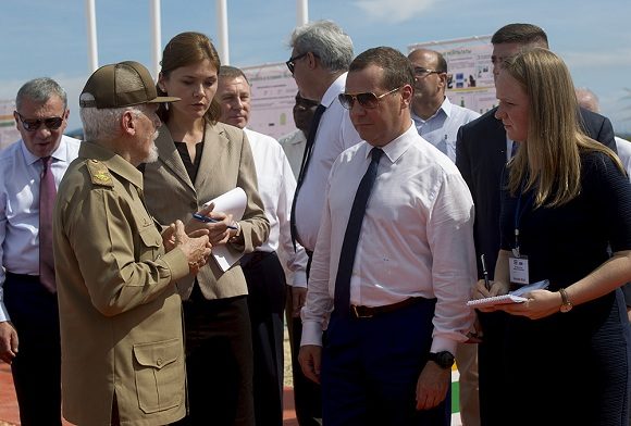 El Comandante de la Revolución Cubana Ramiro Valdés acompañó a Medvedev, para dejar inaugurada una Planta de extracción de petróleo en Boca de Jaruco, Cuba. Foto: Ismael Francisco/ Cubadebate