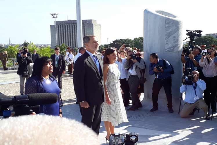 Reyes de España rinden tributo a José Martí en Cuba
