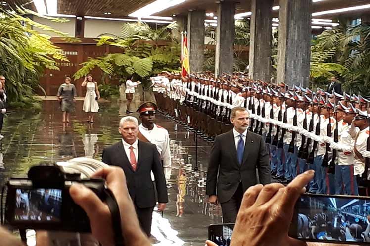 Recibe presidente de Cuba a los reyes de España