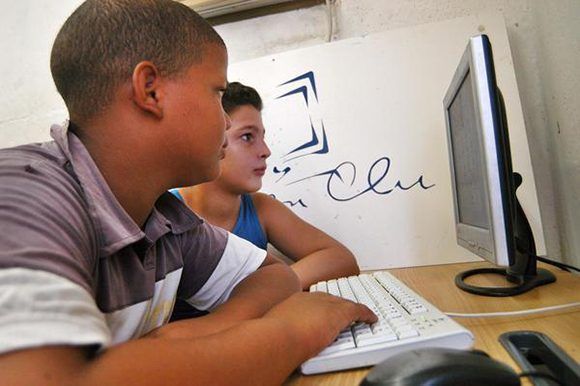 Niños cubanos en Joven Club de computación Niños cubanos en Joven Club de computación