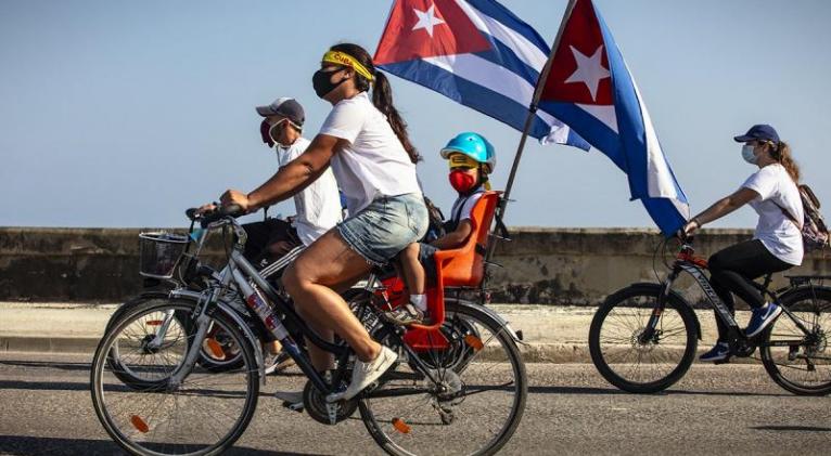 Jóvenes y niños cubanos participaron en la caravana contra el bloqueo que tuvo lugar el pasado domingo en el malecón de La Habana.