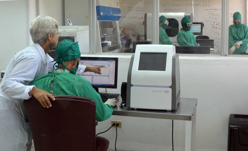 El laboratorio de virología, perteneciente al centro provincial de higiene, epidemiología y microbiología (CPHEM) de Santiago de Cuba, está en condiciones de diagnosticar la presencia de la COVID-19 en el Oriente del país. (Miguel Rubiera Justiz / ACN)