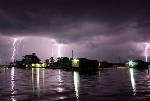 Actividad eléctrica en el lago de Maracaibo, Venezuela