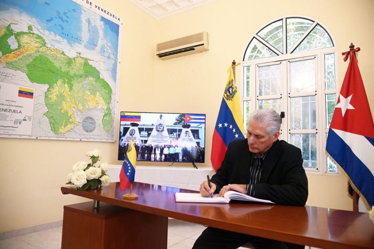 El Libro de Condolencias ha sido firmado durante estos días por autoridades cubanas, miembros del Cuerpo Diplomático y nuestro pueblo, conmocionado desde la madrugada del 3 de enero por el ataque criminal y secuestro del presidente Maduro y su compañera Cilia. Foto: Presidencia Cuba.