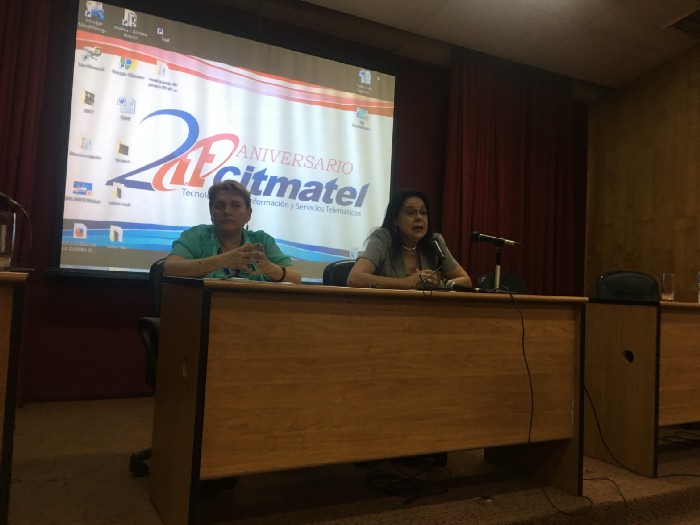 Mariana Saker Labrada y Beatriz Alonso Becerra, comunicadora y directora general de Citmatel respectivamente, presentan las ofertas disponibles en el centro comercial virtual Superfácil.