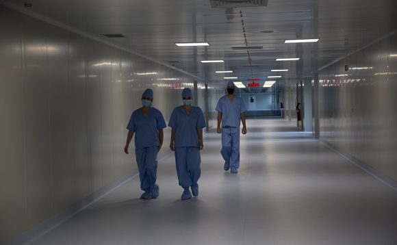 CIGB-Mariel emplea hoy a 120 personas, pero llegará a 400: técnicos, ingenieros, profesionales de las ramas de farmacia, química, biología, y también ingenieros eléctricos y mecánicos, entre otros. Foto: Ismael Francisco/ Cubadebate. CIGB-Mariel emplea hoy a 120 personas, pero llegará a 400: técnicos, ingenieros, profesionales de las ramas de farmacia, química, biología, y también ingenieros eléctricos y mecánicos, entre otros. Foto: Ismael Francisco/ Cubadebate.