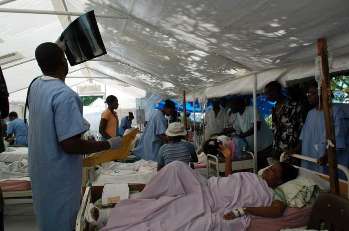 Asisten médicos cubanos en Haití a damnificados por terremoto