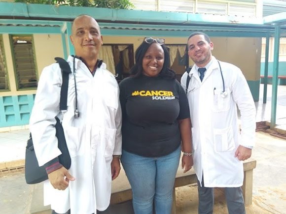 Médicos cubanos secuestrados en Kenya con una paciente. Foto: The Star.