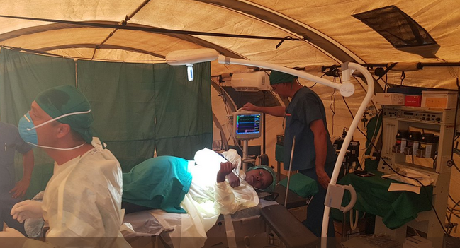 Brigada Médica Henry Reeve de #Cuba pone en marcha unidad quirúrgica y realiza primeras operaciones en hospital campaña en Beira, tras emergencia por ciclón Idai.