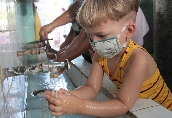 En Cuba se insiste en el estricto cumplimiento de las medidas de protección para controlar la pandemia, sobre todo en los niños.