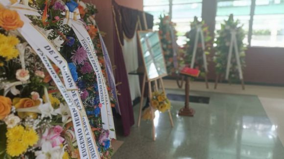 Ofrendas florales junto a fotos y la réplica del machete de Máximo Gómez, custodian la urna que guarda sus cenizas. Foto: Cubadebate.