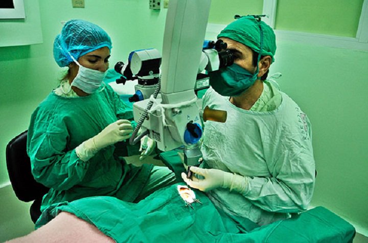 Cirujanos operando cataratas.