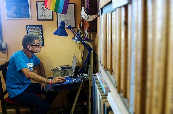 Paquito, heredero del nombre de su padre, es el tercero de tres hermanos y el primer profesional de su familia. Foto: Irene Pérez/ Cubadebate.