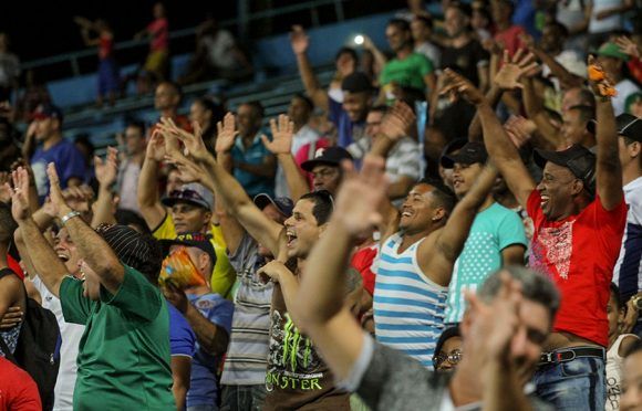 Los aficionados tuneros apoyando a su equipo en el Latinoamericano. Foto: Ismael Francisco/ Cubadebate.