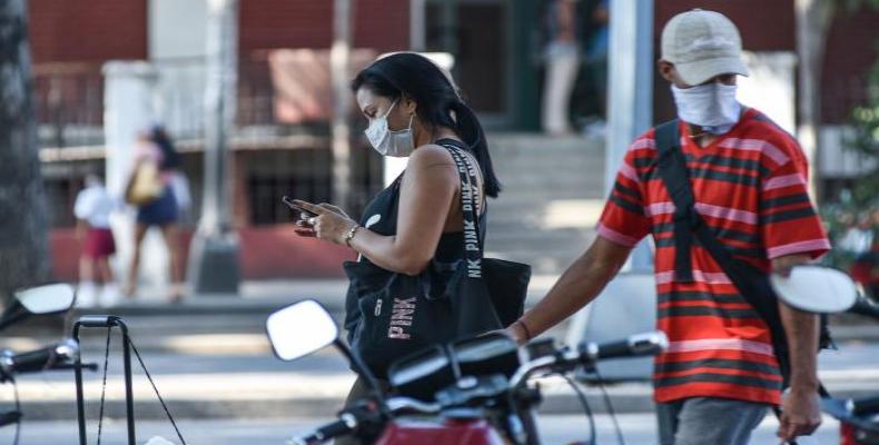 Personas caminando por la calle