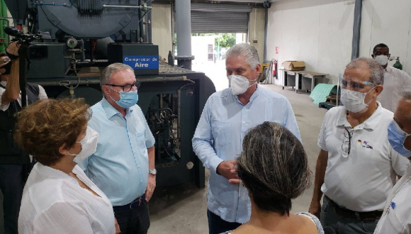 Díaz-Canel comprueba trabajos en planta de oxígeno medicinal