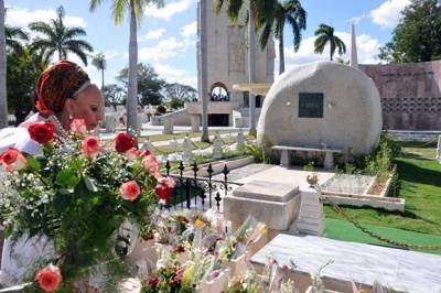 Piedaf Córdoba Ruiz, ante la tumba de Fidel.