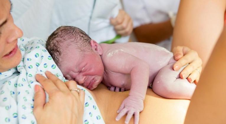 La OMS insta a mantener el contacto piel con piel tras el nacimiento del bebé