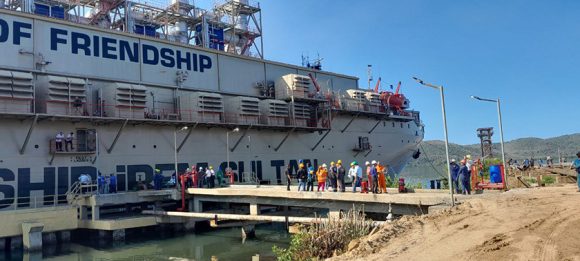 Arribó a Santiago de Cuba central eléctrica flotante