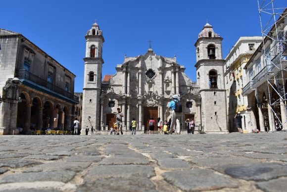 Las dos torres desiguales y la fachaba barroca de la Catedral la convierten en uno de los edificios con mayor valor patrimonial del Caribe. Foto: Lili Chang