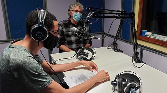 Desde el estudio de Nexos Radio en la Facultad de Comunicación de la Universidad de La Habana, El podcast de Cubadebate. Foto: Lissett Izquierdo Ferrer/ Cubadebate.