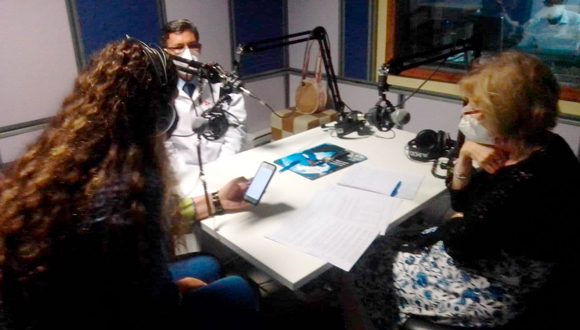 Durante la grabación de El podcast de Cubadebate en los estudios de Nexos en la Facultad de Comunicación. Foto: Cubadebate.