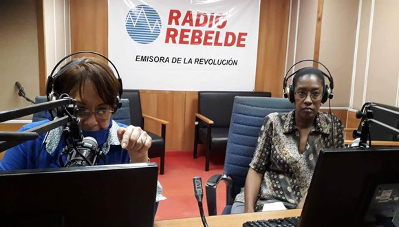 Arleen Rodríguez y la Dra. Annia Duani Navarro en el programa "En Zona Roja". Foto: Radio Rebelde.