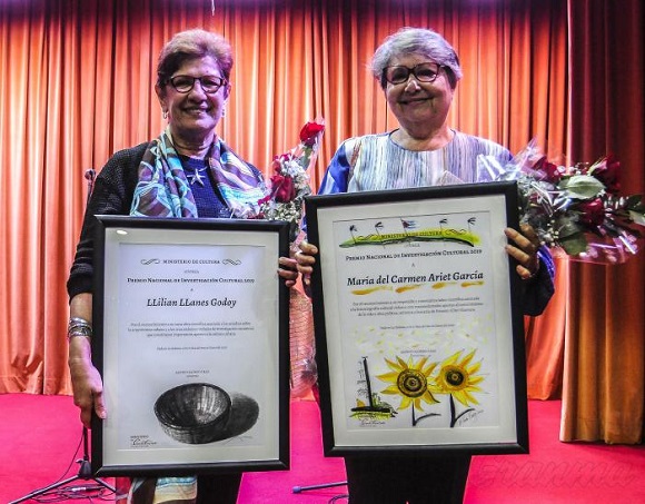 Las doctoras María del Carmen Ariet García y Llilian Llanes Godoy galardonadas con el Premio Nacional de Investigación Cultural.