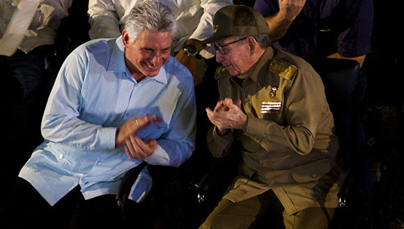 Raúl Castro y Miguel Díaz-Canel presiden el acto político-cultural por el 26 de julio en Santiago de Cuba. Foto: Irene Pérez/ Cubadebate.