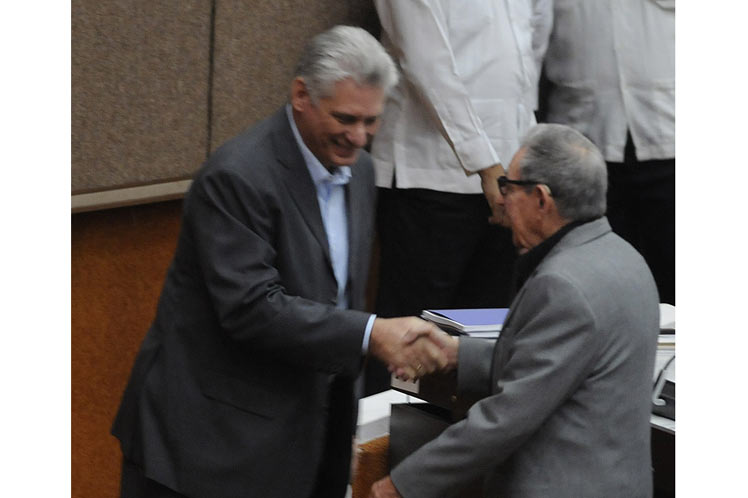 Asisten Raúl Castro y Díaz-Canel a sesión de Asamblea Nacional