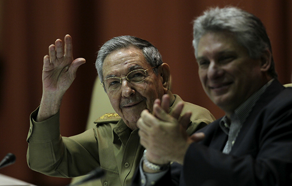 Raúl y Díaz-Canel durante la sesión plenaria de la Asamblea Nacional del Poder Popular 