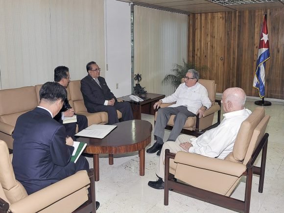 Reciben Raúl y Díaz Canel al Vicepresidente del Comité Central del Partido del Trabajo de Corea