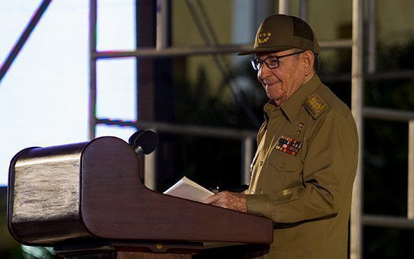 El General de Ejército Raúl Castro Ruz, Primer Secretario del Comité Central del Partido Comunista de Cuba, hace suya la palabra. Foto: Irene Pérez/ Cubadebate.