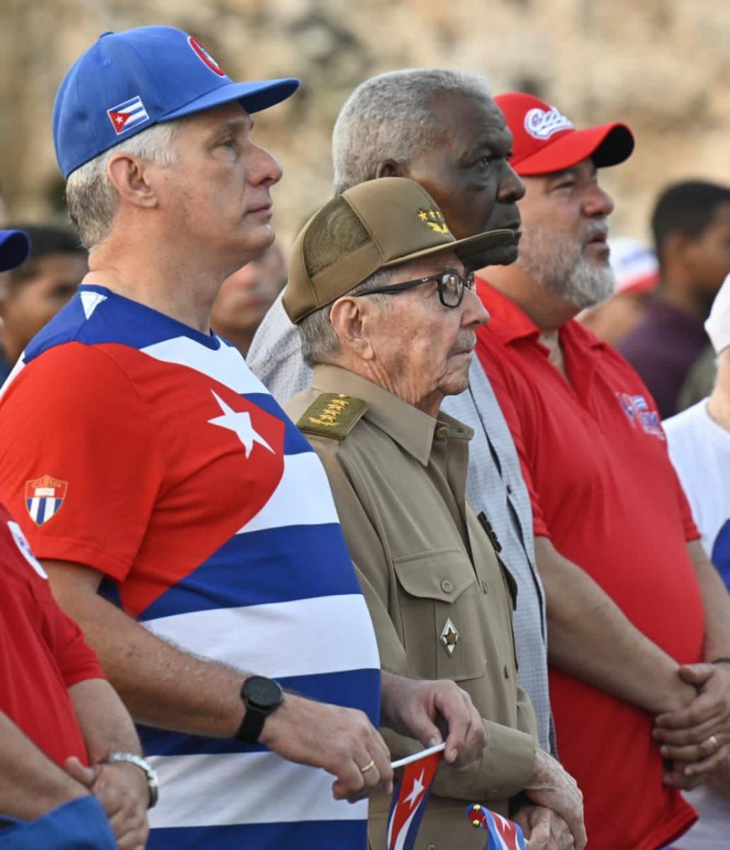Justo a las 7, con las primeras luces del alba, las notas del himno nacional marcaron el inicio del acto, presidido además por el General de Ejército, Raúl Castro Ruz y otros dirigentes del Partido y del Gobierno cubano.
