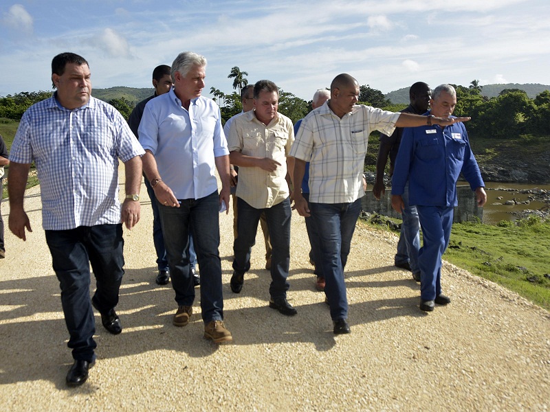 Intercambia Presidente cubano con pobladores avileños