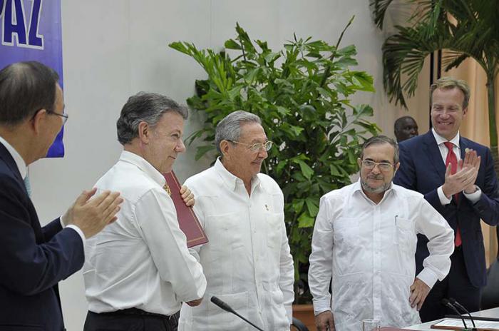 Firma en La Habana del compromiso sobre cese al fuego y de hostilidades bilateral y definitivo, dejación de las armas y garantías de seguridad en Colombia.