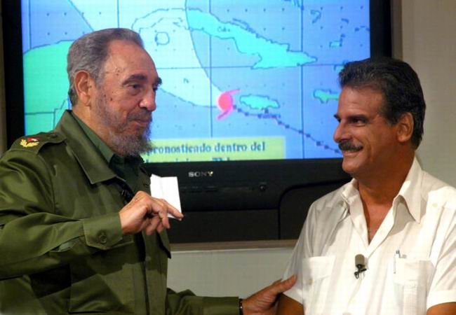 Durante una comparecencia televisiva cuando el huracán Iván amenazaba el occidente de Cuba. Foto: Ismael Francisco