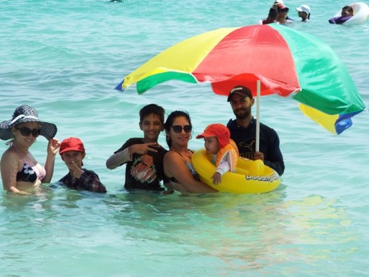 Familia cubana en Playa Santa Lucía