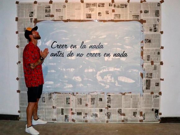 Sergio Ramos, en La Habana frente a una pieza que se exhibe actualmente en la galería-taller del actor de cine cubano Jorge Perugorría, en el barrio de San Isidro en La Habana Vieja. Foto: Instagram de Sergio Ramos