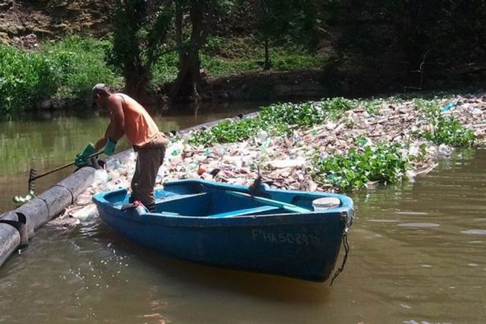 Trampa en río habanero evita llegada de desechos sólidos al mar
