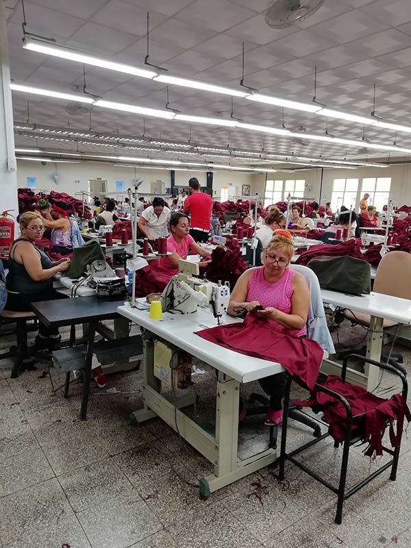 Las fábricas de confecciones textiles realizaron un gran esfuerzo por entregar los uniformes a tiempo, pues las materias primas llegaron al país con retraso.