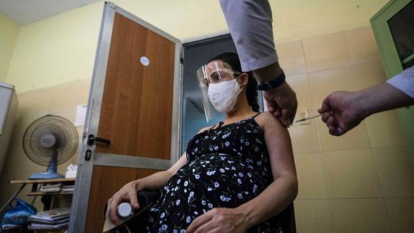 Una enfermera aplica a una mujer embarazada una inyección de la vacuna cubana Abdala para COVID-19 en una clínica durante la nueva pandemia de coronavirus en La Habana, Cuba. Foto: AP.